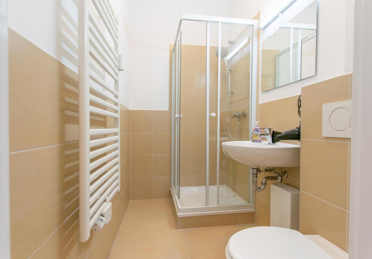 Raj Living - 1 Or 4 Room Apartments - 15 Min To Messe Dus - 10 Min Old Town Dus Düsseldorf Eksteriør bilde